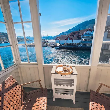 Nortorp, Stort Hus Med Egen Brygge I Sentrum Kvam (Hordaland)
