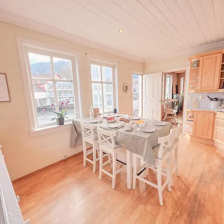 Nortorp, Stort Hus Med Egen Brygge I Sentrum * Kvam (Hordaland)