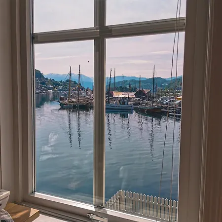 Nortorp, Stort Hus Med Egen Brygge I Sentrum Kvam (Hordaland)